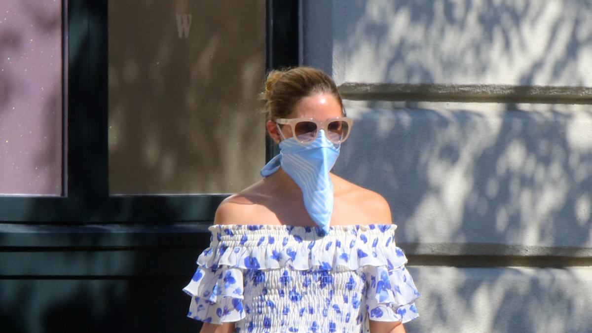 Olivia Palermo y el vestido corto de nido de abeja que es tendencia este verano