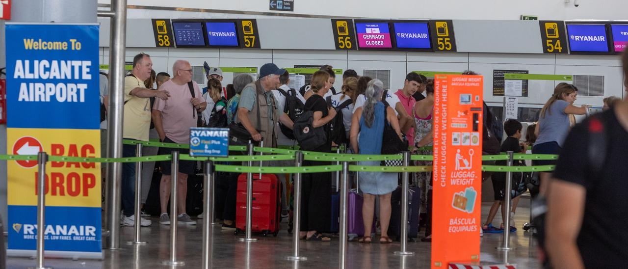 Pasajeros de la compañía Ryanair facturando en los mostradores del aeropuerto.