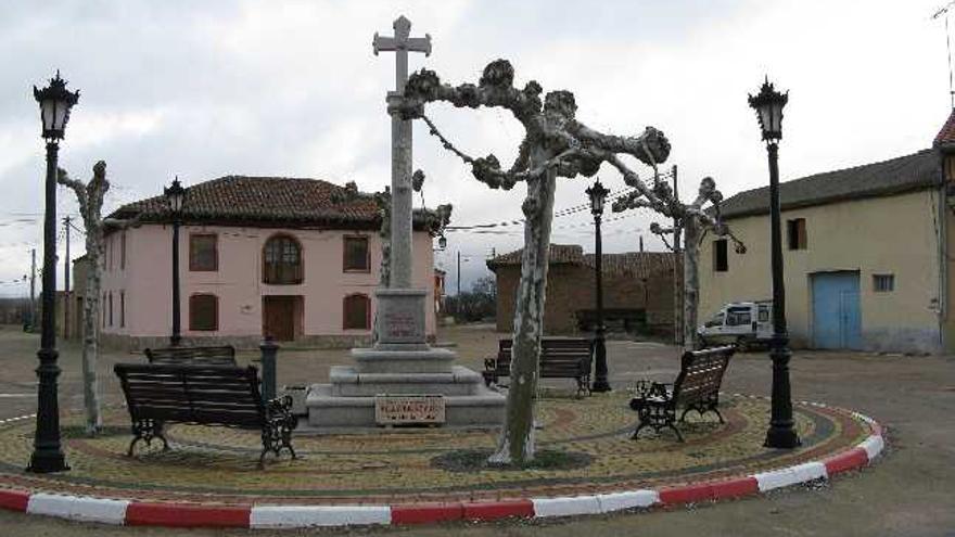 Plaza del Crucero de Villabrázaro. Al fondo, el camino a San Román del Valle