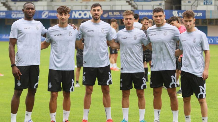 Los nuevos fichajes del Avilés presentes en el primer entrenamiento. De izquierda a derecha, Chukwuma Eze, Sergio Dacal, Raúl Hernández, Berto Cayarga, Raúl Rubio y Pablo Álvarez.  | MARIO CANTELI