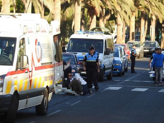 Dos heridos al atropellar una moto a un peatón en Maspalomas