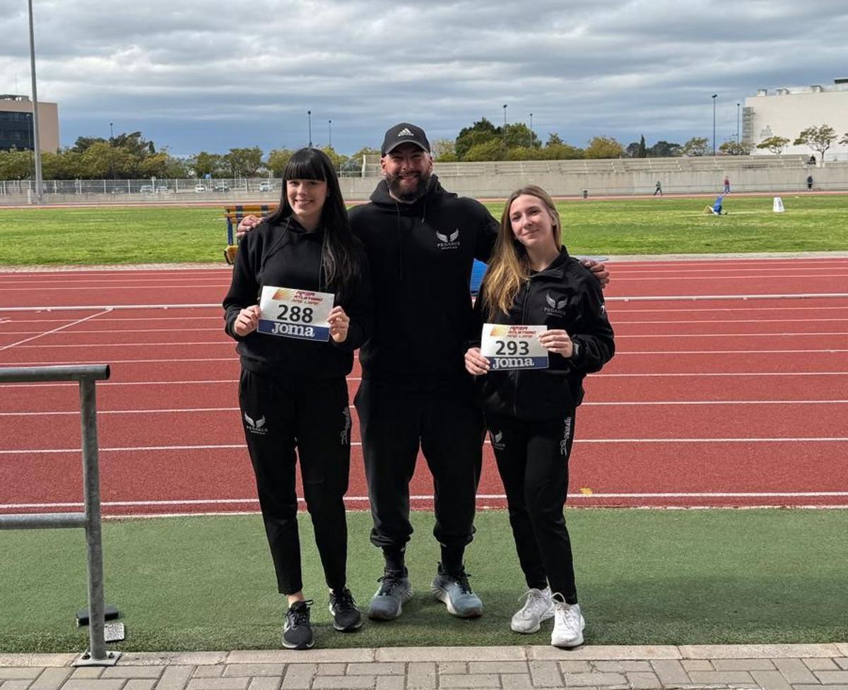 Carla Jaume y María Carla Cenoz, en Castellón con el técnico José Ángel Pinedo