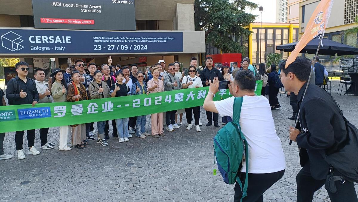 Un grupo de visitantes orientales, en la entrada de Cersaie.