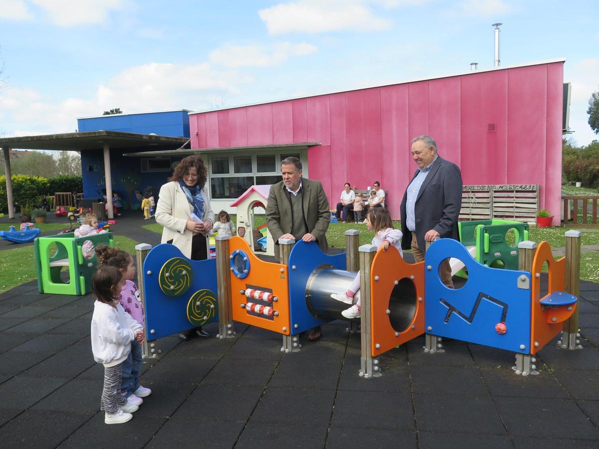 Perfecto Rodríguez, centro, e José Manuel López, no parque da escola infantil da Laracha.