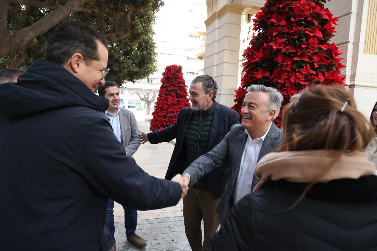 Toni Francés, Vicente Arques, Rubén Alfaro y José Chulvi comparecen a las puertas de la Diputación de Alicante, acompañados de diputados provinciales.