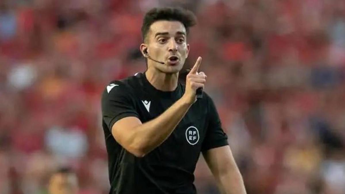 Eder Mallo, el árbitro del partido entre el Nàstic de Tarragona y el Málaga CF en junio de 2024.