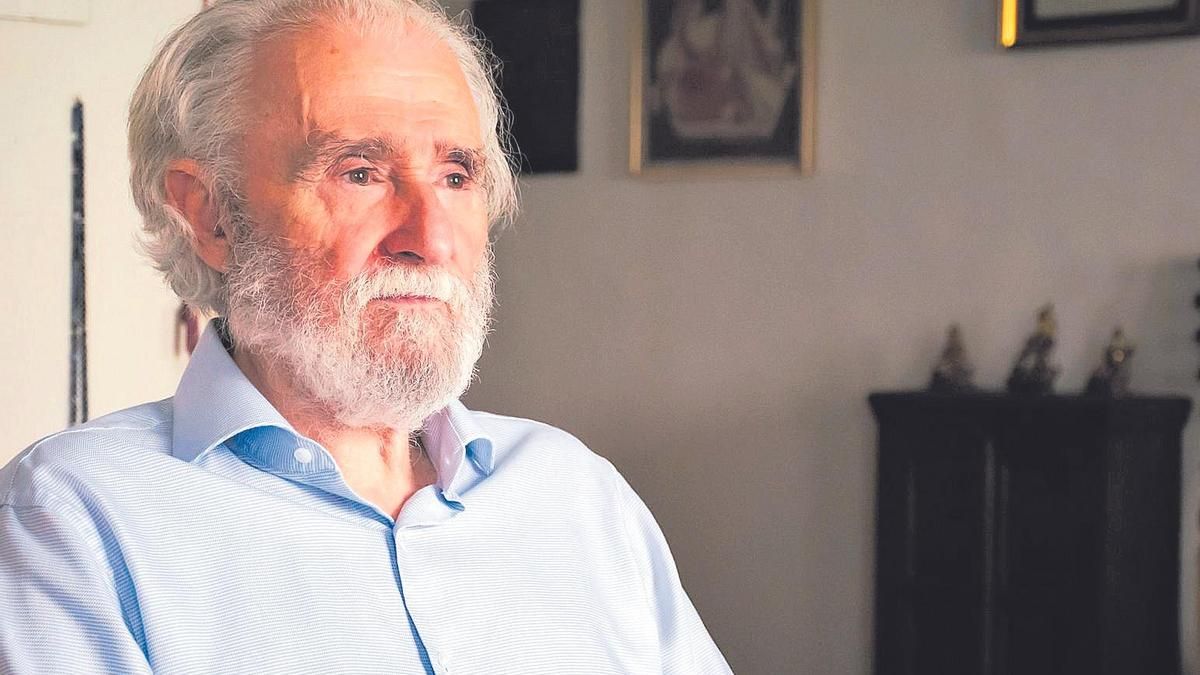 Ramiro Calle, de 82 anys, es va iniciar al ioga per la seva mare i el 1971 va fundar el centre Shadak, un dels més grans d'Espanya