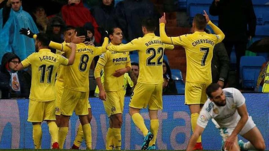 Los jugadores del Villarreal celebran el gol del triunfo en Madrid.