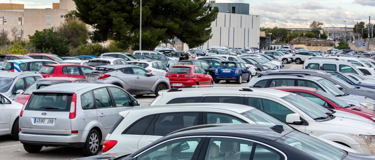 El parking «oficial» del Hospital, donde es harto complicado encontrar una plaza de día o de noche.