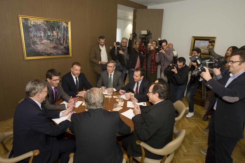 El president de la Generalitat, Ximo Puig, inaugura la nueva sede de Caixa Ontinyent