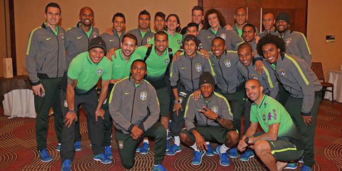 Neymar posa amb els seus companys de la selecció brasilera abans de deixar la competició.