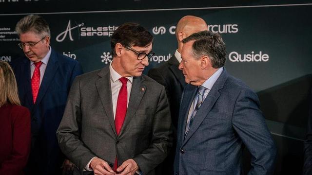 El president Illa conversa amb Ángel Simón (Indra)