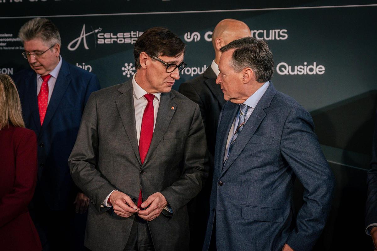 El president Illa conversa con Ángel Simón (Indra)