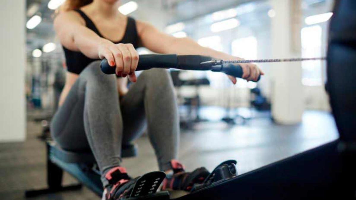 Al incorporar ejercicios de fuerza para desarrollar masa muscular, mantener sesiones de entrenamiento y ser consistente en la práctica.