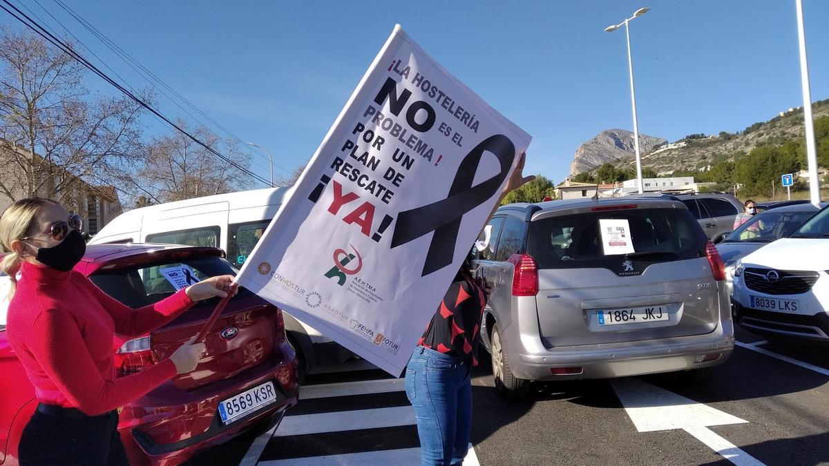 Hosteleros en el aparcamiento del puerto, antes de iniciar la protesta