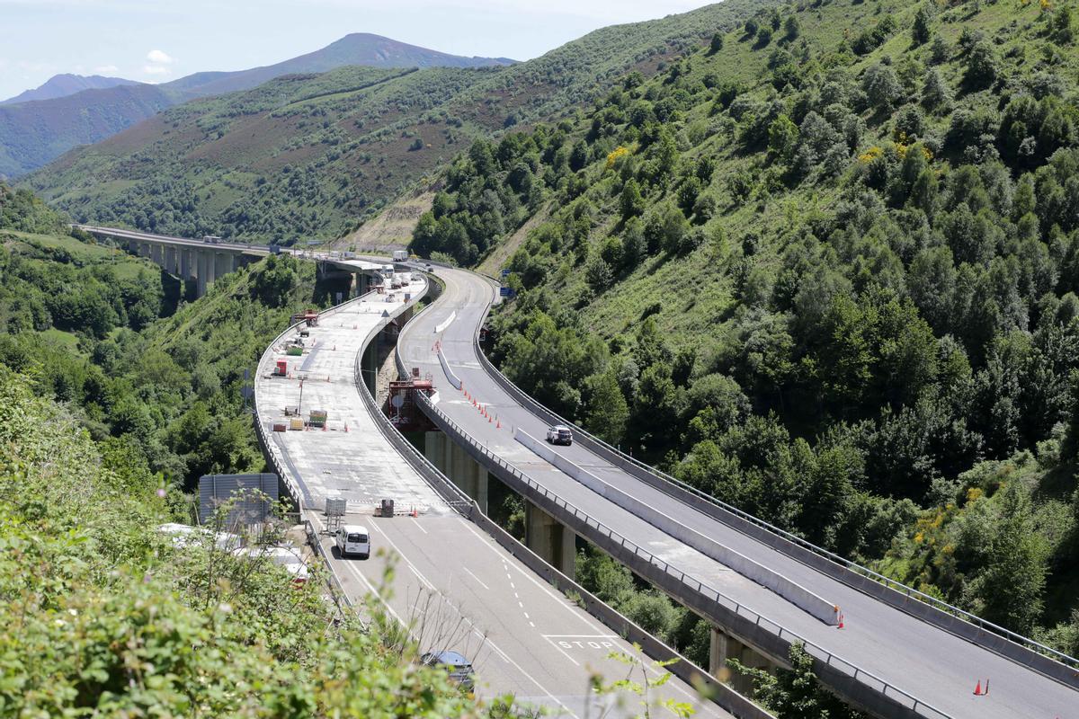 Desprendimiento en el puente de la A-6 entre Pedrafita y León