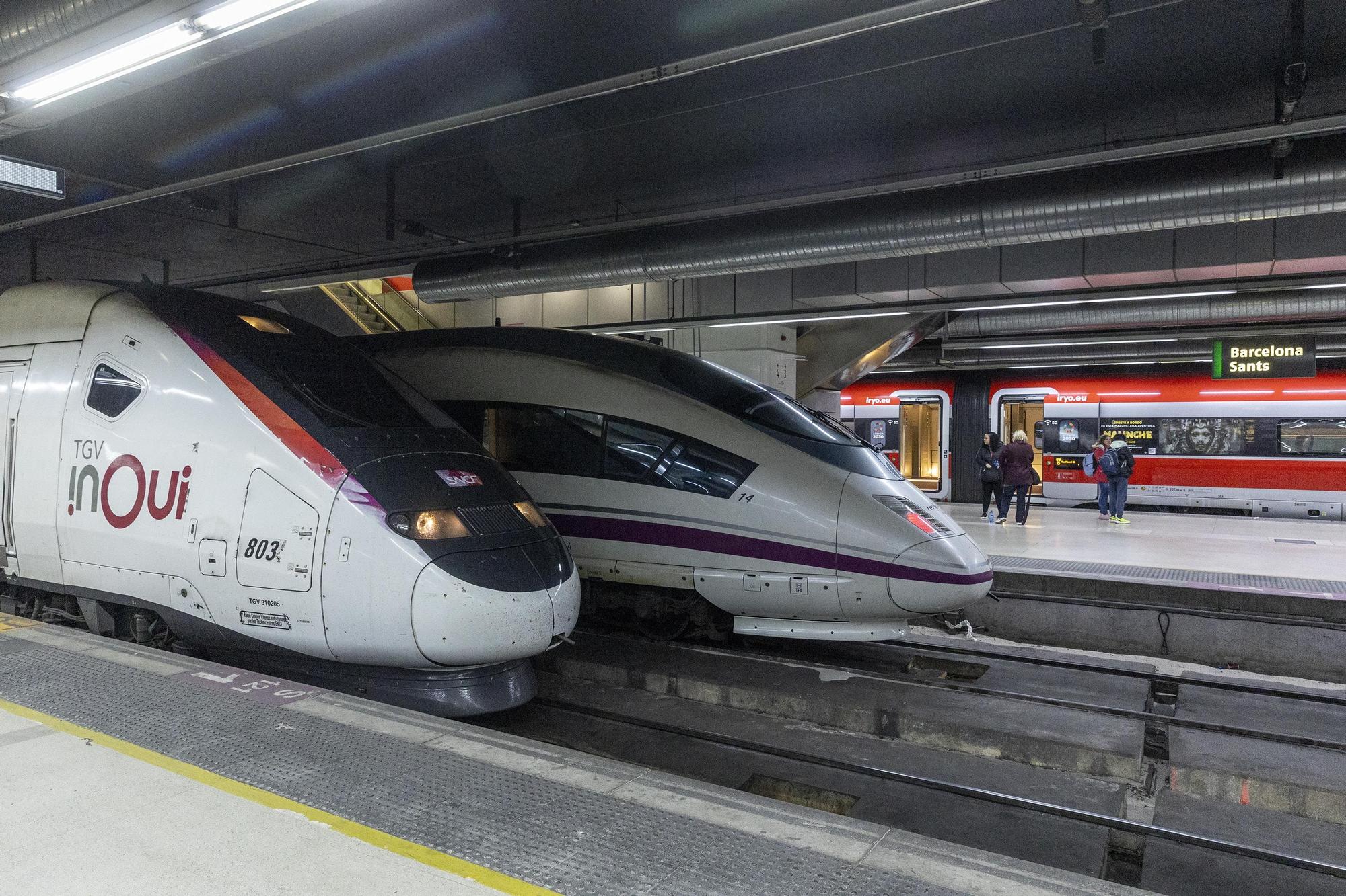 Un tren de la francesa SNCF, un AVE de Renfe y un convoy de Iryo, en la estación de Sants de Barcelona.