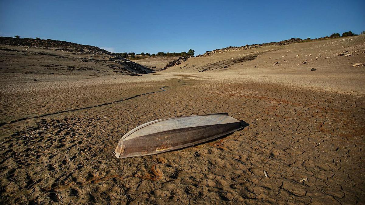 El embalse de Ricobayo, completamente seco, a la altura de Palacios del Pan.