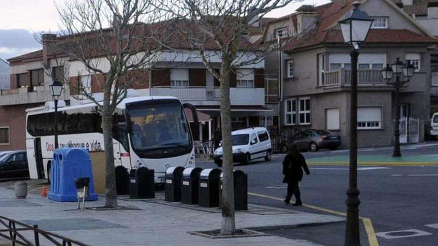 Contenedores subterráneos en la plaza de O Campo de A Illa. // Noé Parga