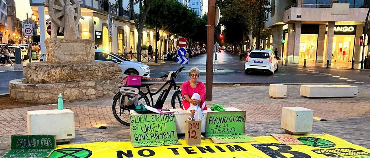 Karen Killeen, durante una de las jornadas en huelga de hambre, en el puerto de Eivissa. | XR