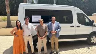 La Diputación financia un vehículo para el transporte de personas con discapacidad intelectual en la Axarquía