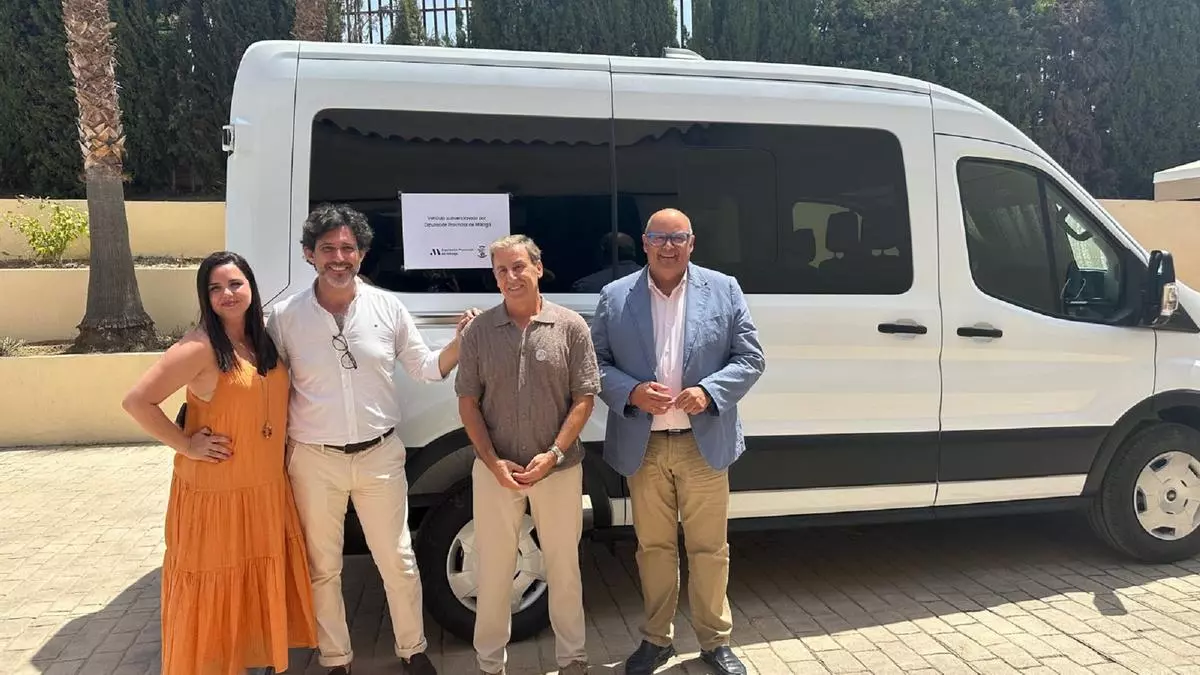 La Diputación financia un vehículo para el transporte de personas con discapacidad intelectual en la Axarquía