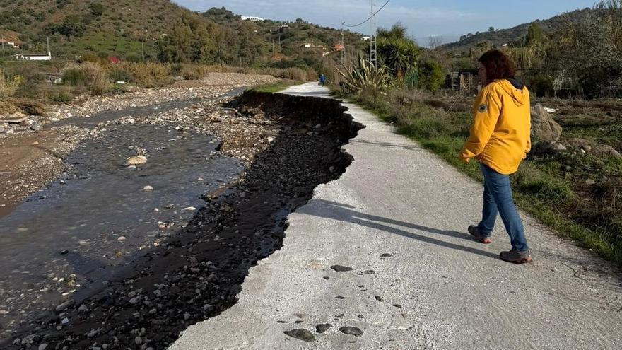 Vista de los destrozos en una vía del municipio de Monda.