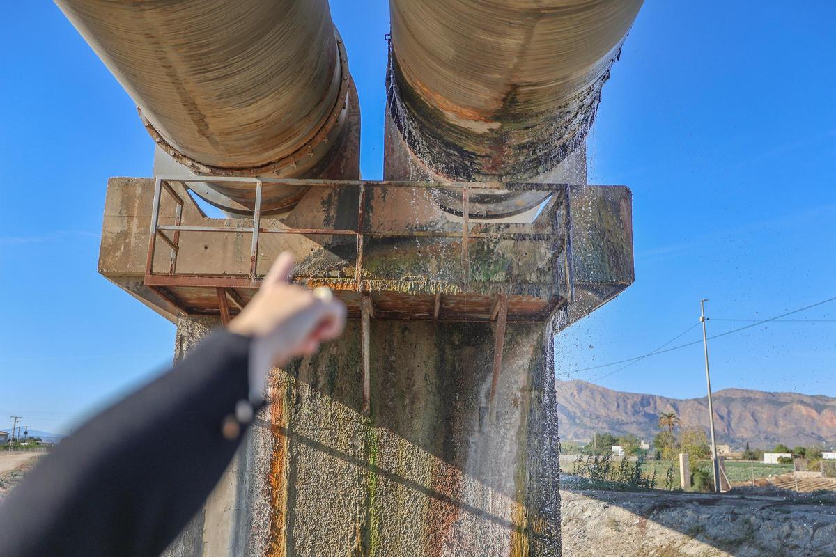 Entre las labores de mantenimiento que debe asumir el nuevo contrato está la reparación de fugas e el sifón de Orihuela -los tubos del trasvase-