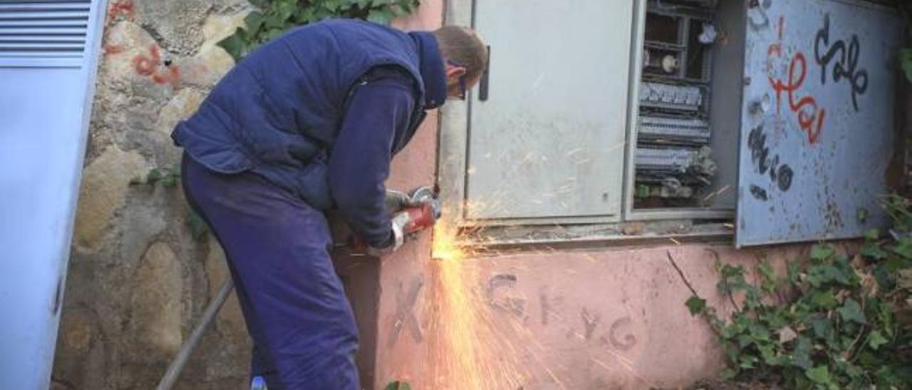 Imagen de los trabajos de reposición de las puertas de la caja eléctrica del parque de Batoy, que había quedado totalmente desmantelada.