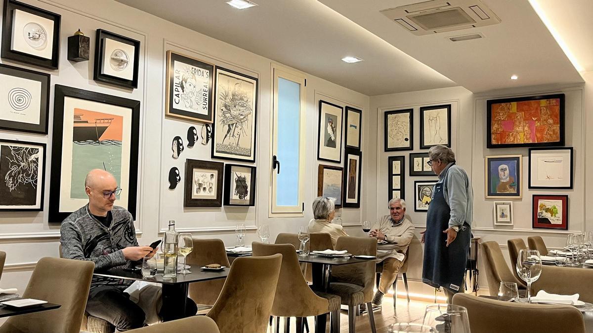 Juanjo López Bedmar, en el comedor de La Tasquita de Enfrente, hablando con unos clientes.