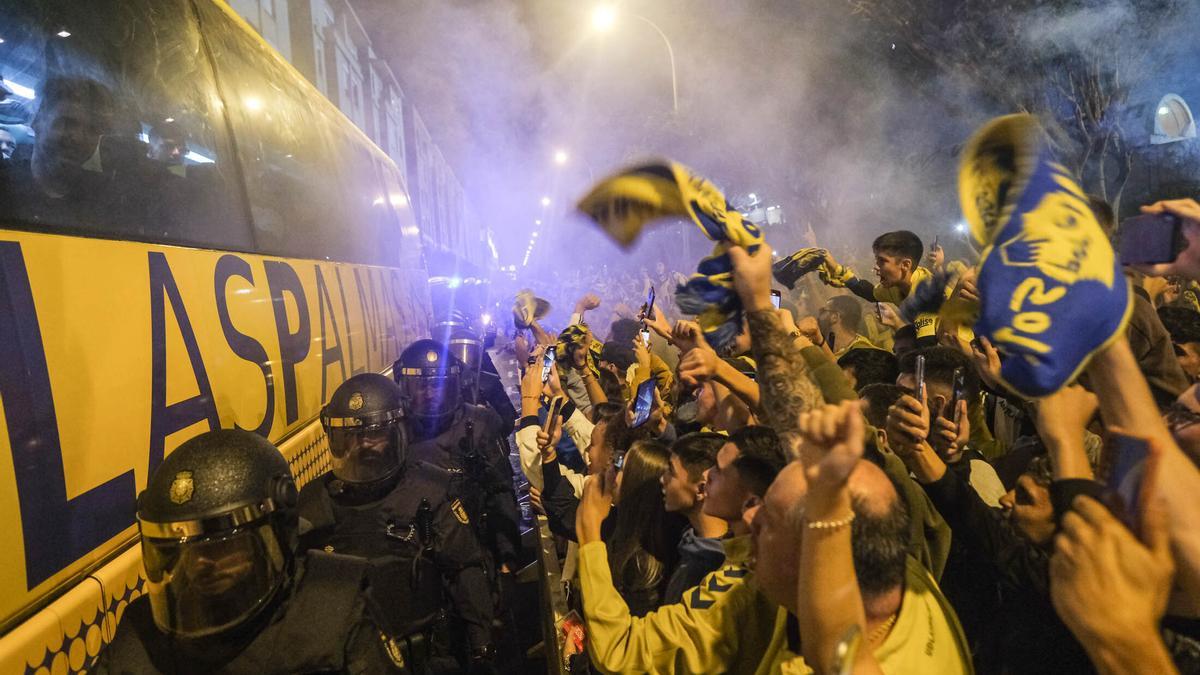 Llegada de la guagua de la UD Las Palmas ante el aliento de miles de aficionados