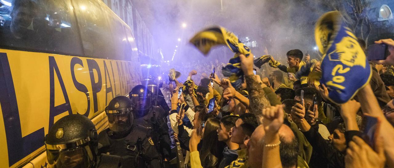 Llegada de la guagua de la UD Las Palmas ante el aliento de miles de aficionados