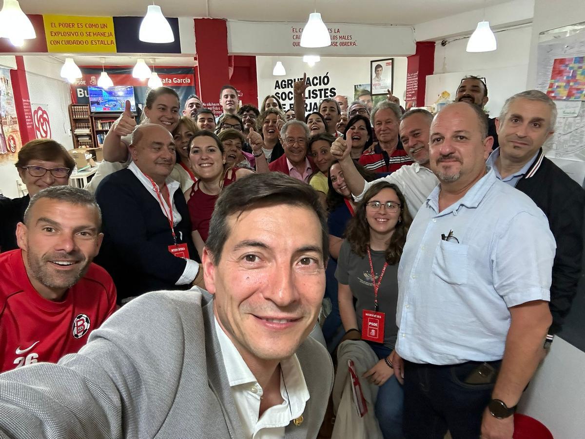 Rafa GArcía celebra su triunfo en Burjassot.