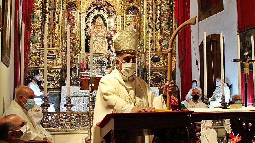 Más de cuatro mil personas firman para exigir el cese del obispo de Tenerife