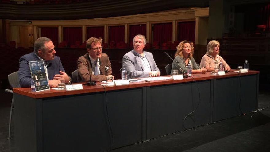 La presentación en el escenario del Teatro Pérez Galdos con la presencia de Mario Pontiggia, Tilman Kuttenkeuler, Carlos Ruiz, Rosa Kraus y María Teresa Chesa.