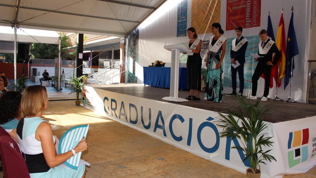 Cuatro alumnos dan un discurso durante la graduación.