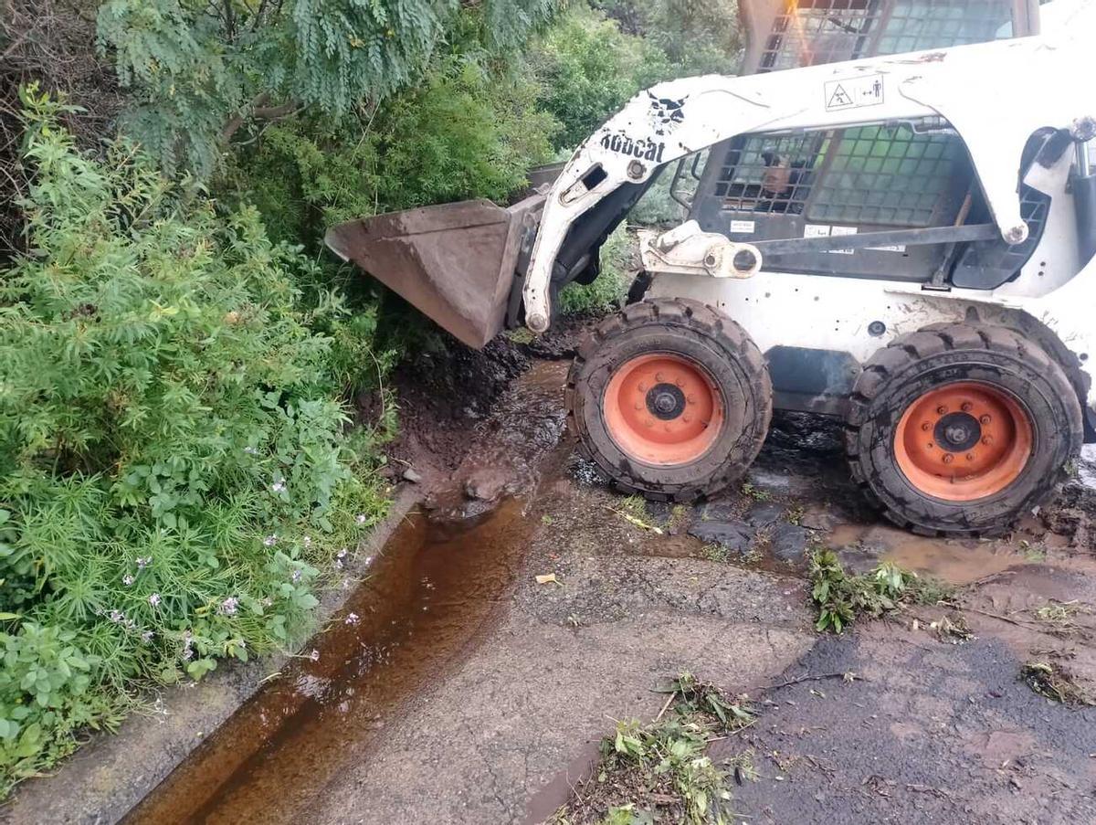 Desprendimiento en la carretera de acceso a Tierra del Trigo en Los Silos por la borrasca Therese