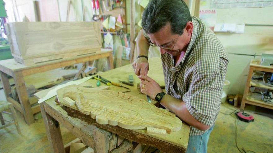 Ocho artesanos que hacen arte de la madera del olivo en Castro del Río -  Diario Córdoba