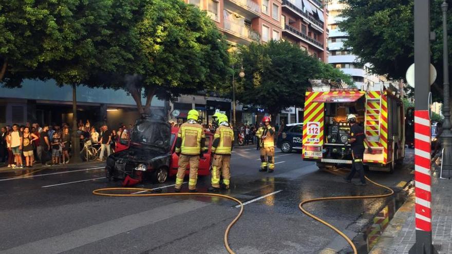 Un coche se incendia en medio de la calle Colón en Valencia