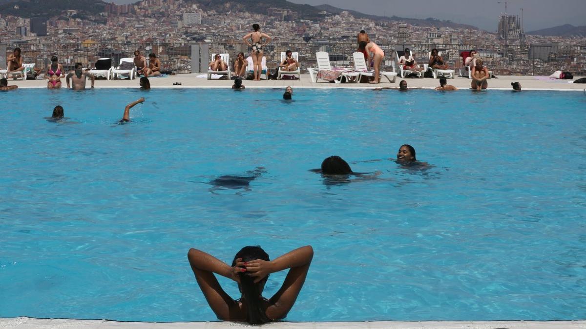 Ambiente en la Piscina Municipal de Montjuïc