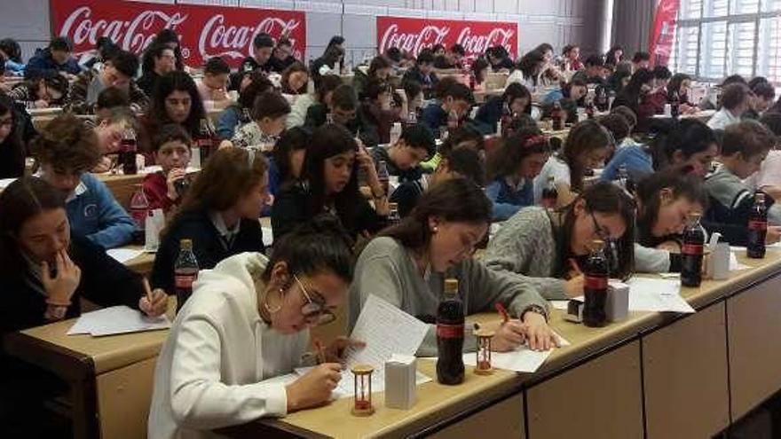 Alumnos participantes en el concurso, ayer, en la Facultad de Geología.