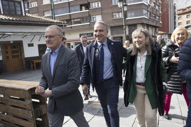 El coordinador general del PP, Elías Bendodo, visita Avilés