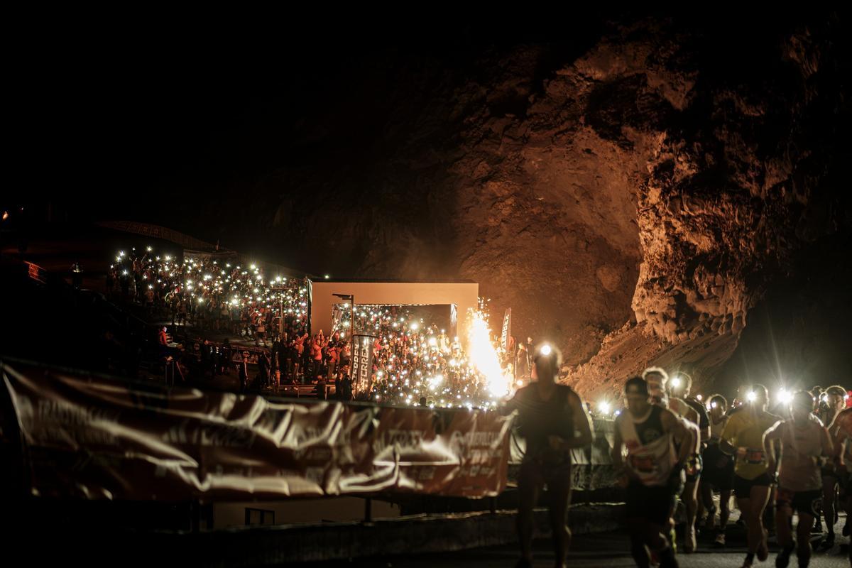 Una imagen de la salida de la ultra de Transvulcania desde el Faro de Fuencaliente