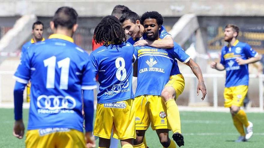 Los jugadores delZamora celebran el gol de Aleixo, ayer.