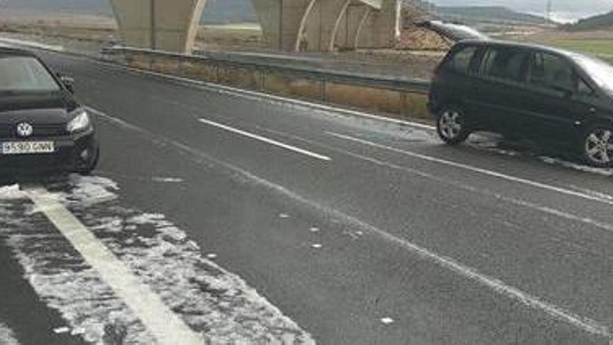 Los vehículos accidentados en la A-35, con la calzada helada.