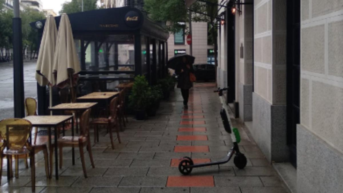 Un patinete aparcado en Madrid