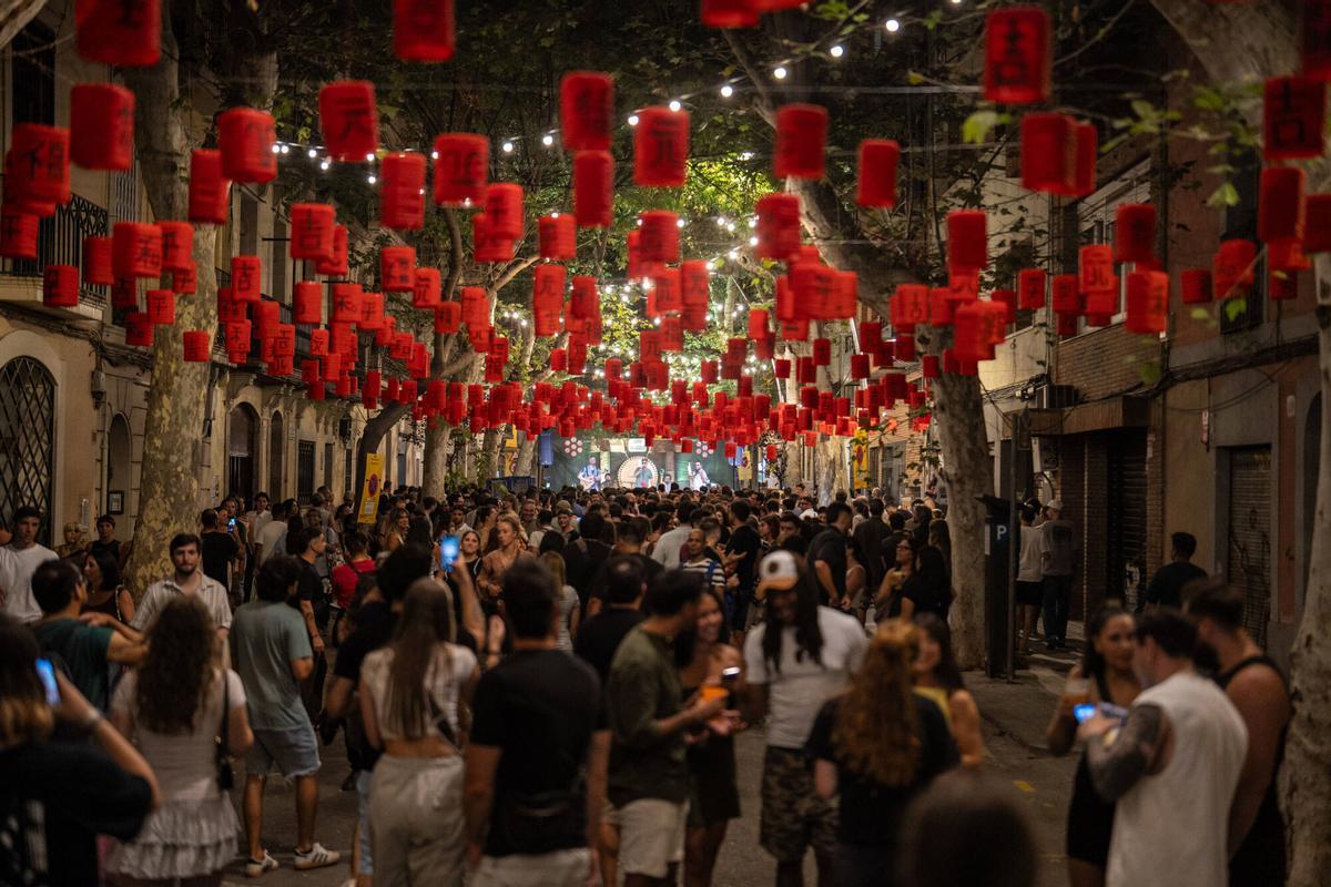 Barcelona. Calle Valladolid. Ambiente durante la Festa Major de Sants, que arranca este sábado y se celebra del 22 al 30 de agosto, con vecinos y visitantes disfrutando de las actividades y de las calles engalanadas del barrio. 22 de agosto de 2026. Sociedad. AUTOR: ZOWY VOETEN