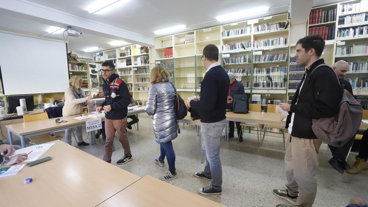 Varios docentes votan en el Instituto Pablo Serrano