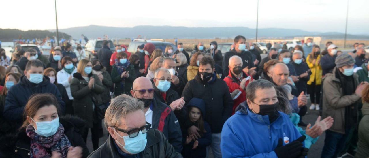 Hace siete meses vecinos de A Illa se manifestaron en contra del levantamiento de la nave. |  // NOÉ PARGA