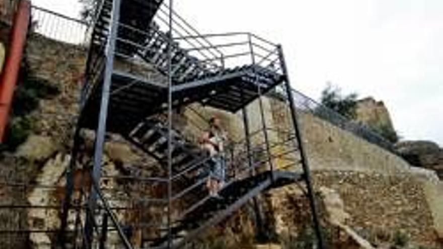 La nueva escalera metálica de Mira al Río se abre con polémica